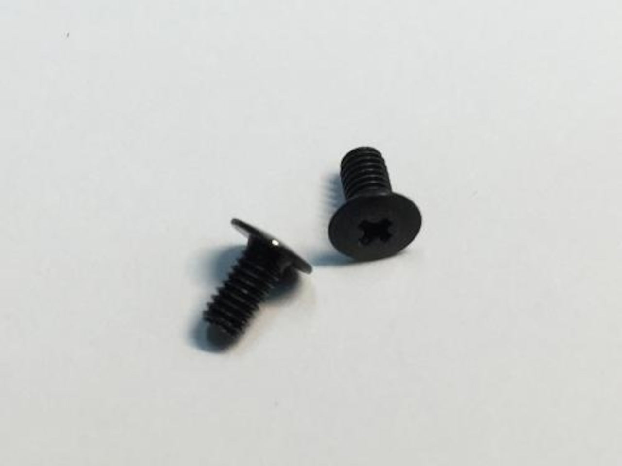 Vis à tête plate M2.6×5mm (2)